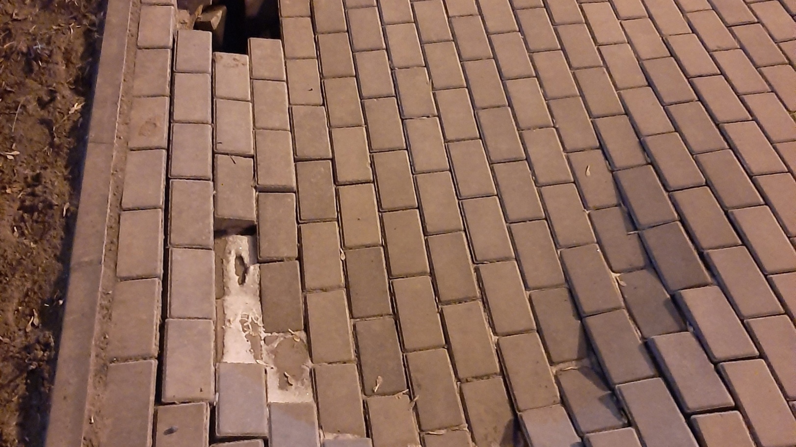 Тротуар провалился на отремонтированной улице Ворошилова в Ижевске