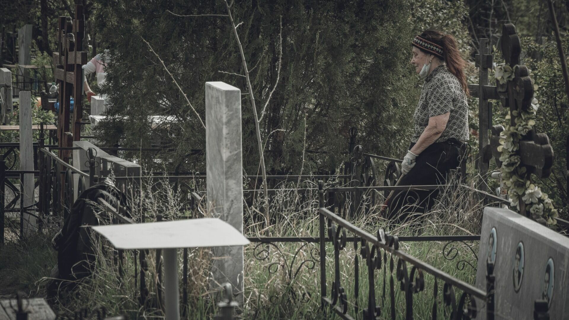 Радоница в 2024г число. Кладбище Новосибирска 2023. Бабушка на кладбище. Радоница на кладбище. Экстрасенсы на кладбище.