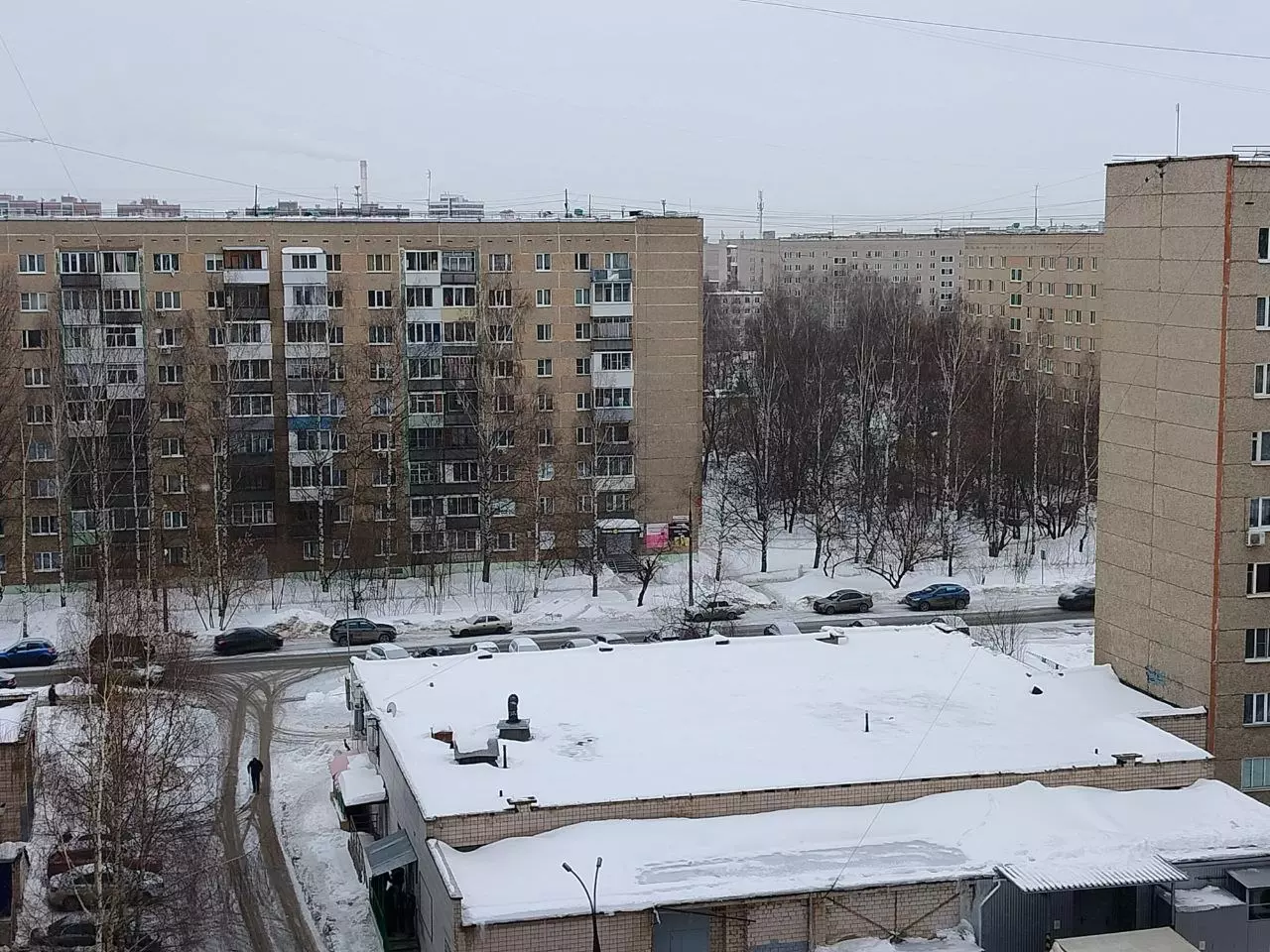 Нечищеные крыши домов и магазинов по улице Клубной в Ижевске.