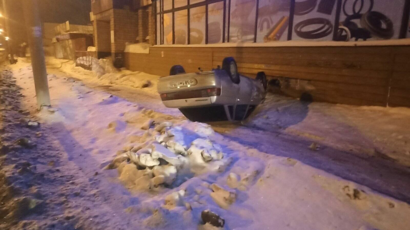 В Ижевске пьяный водитель допустил опрокидывание авто