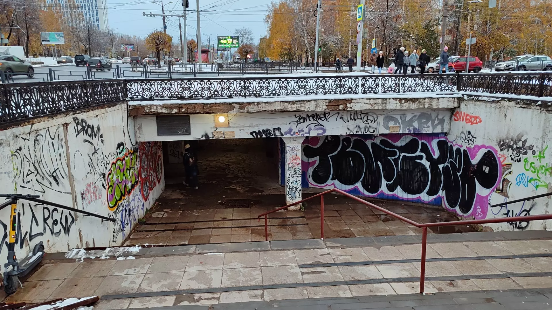 Грязь, граффити и разруха: как сейчас выглядит переход на Кирова — Горького в Ижевске