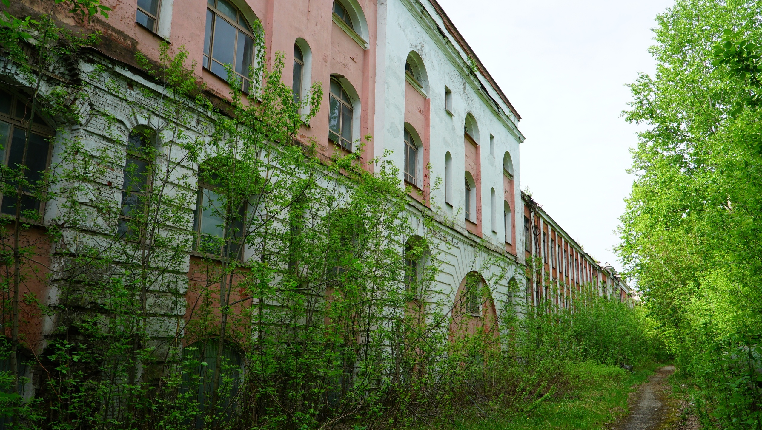 Территорию у башни оружейного завода в Ижевске очистили от мусора