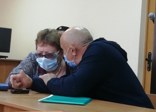 Адвокат Галина Сбоева и Александр Соловьев в зале судебных заседаний.