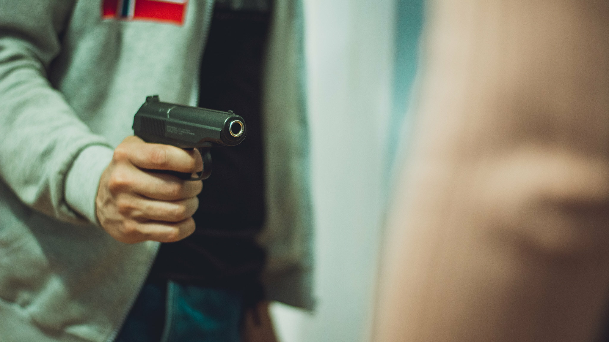 Только что освободившийся уголовник с пистолетом ограбил двух студентов в Ижевске