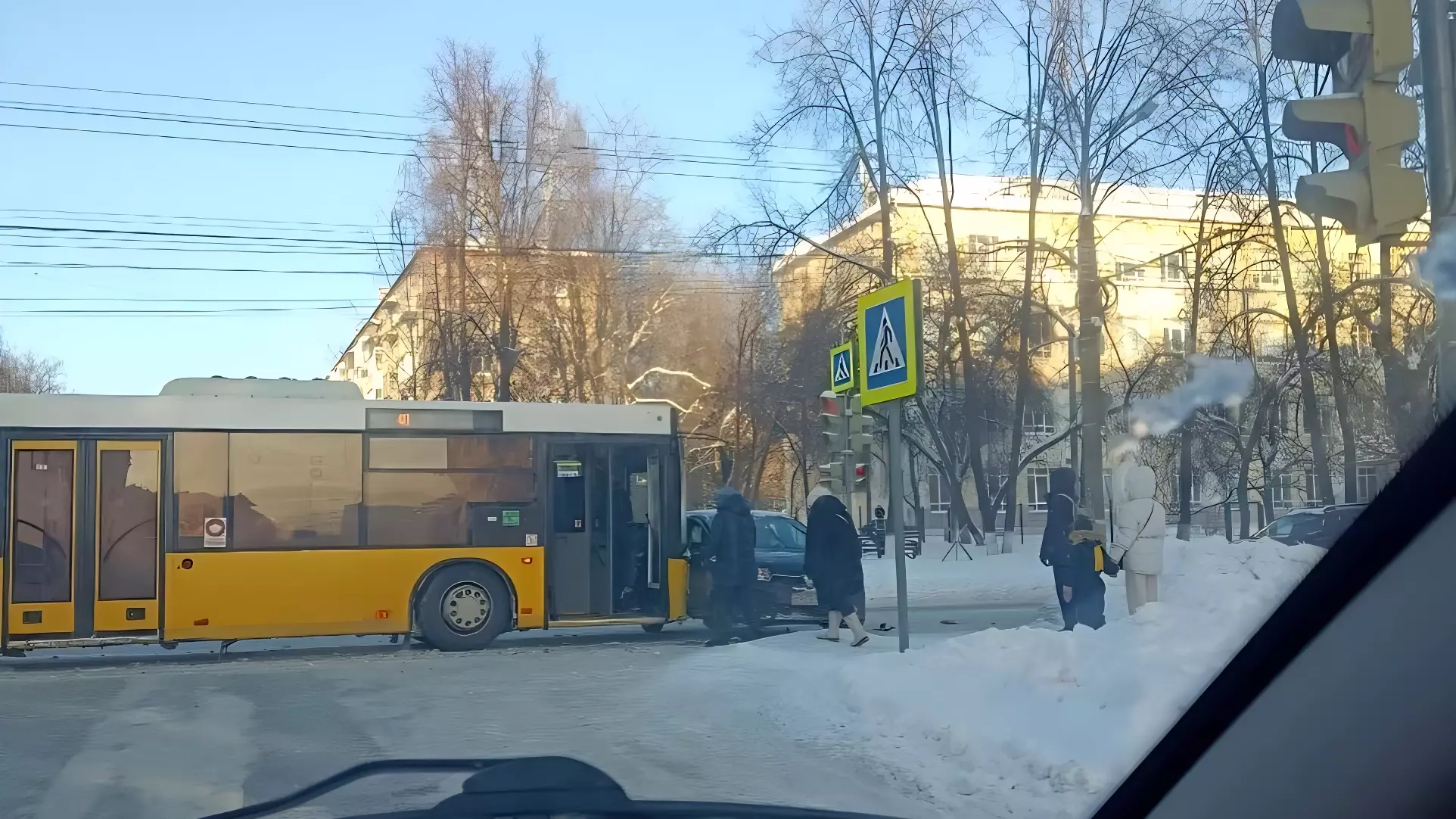 В центре Ижевска автобус столкнулся с иномаркой
