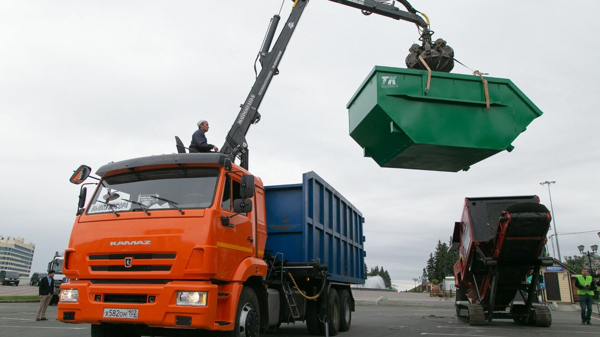 Буцаев: Более 200 мусоровозов Ленобласти будут делиться с РЭО данными о маршрутах