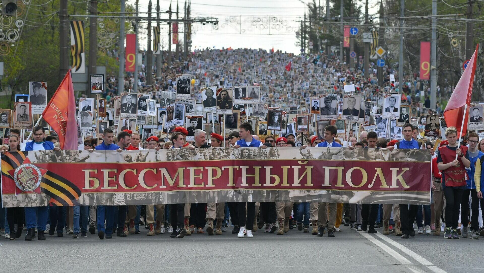 «Бессмертный полк» на День Победы в Ижевске, архив редакции