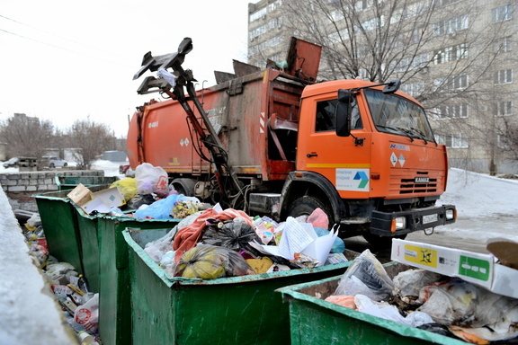 Девять кубометров мусора вывезли минувшей ночью с улиц Ижевска