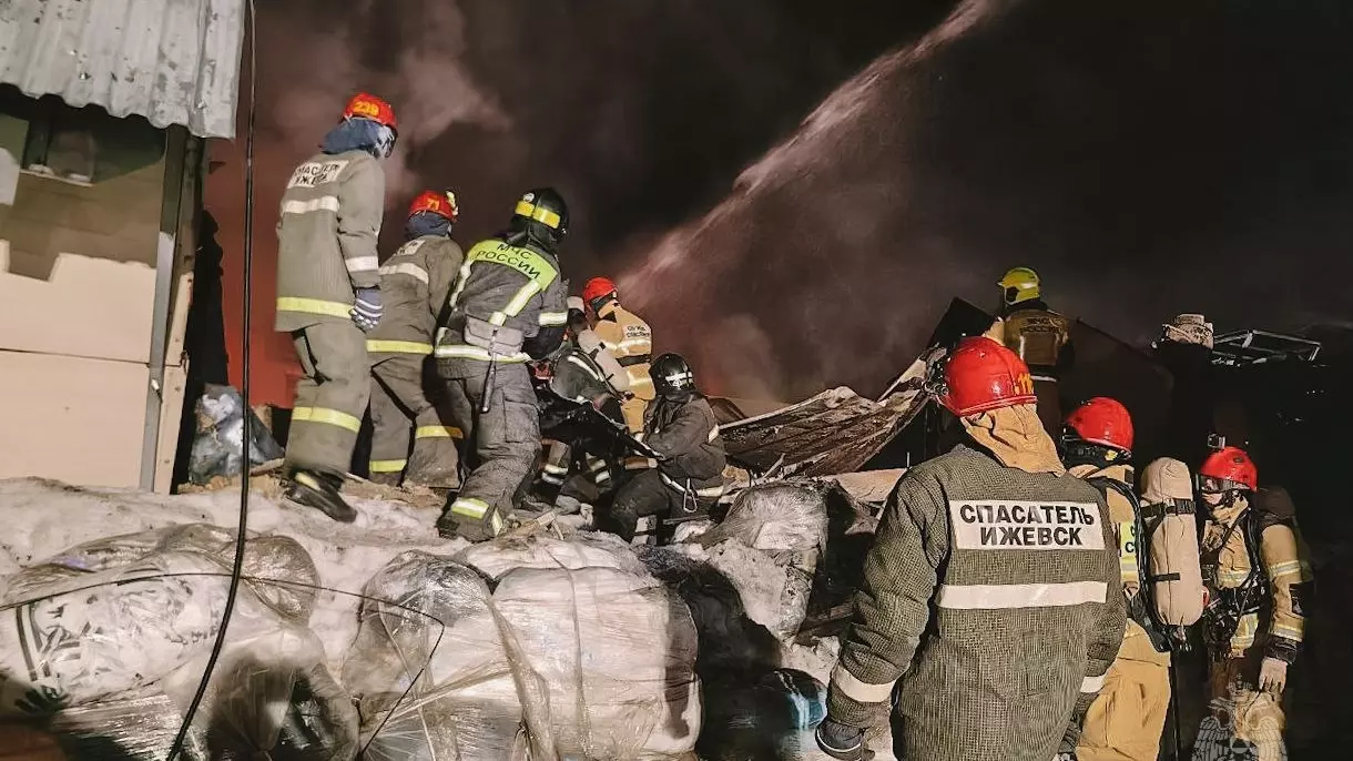 Пробы воздуха взяли в зоне пожара на производстве упаковки в Ижевске