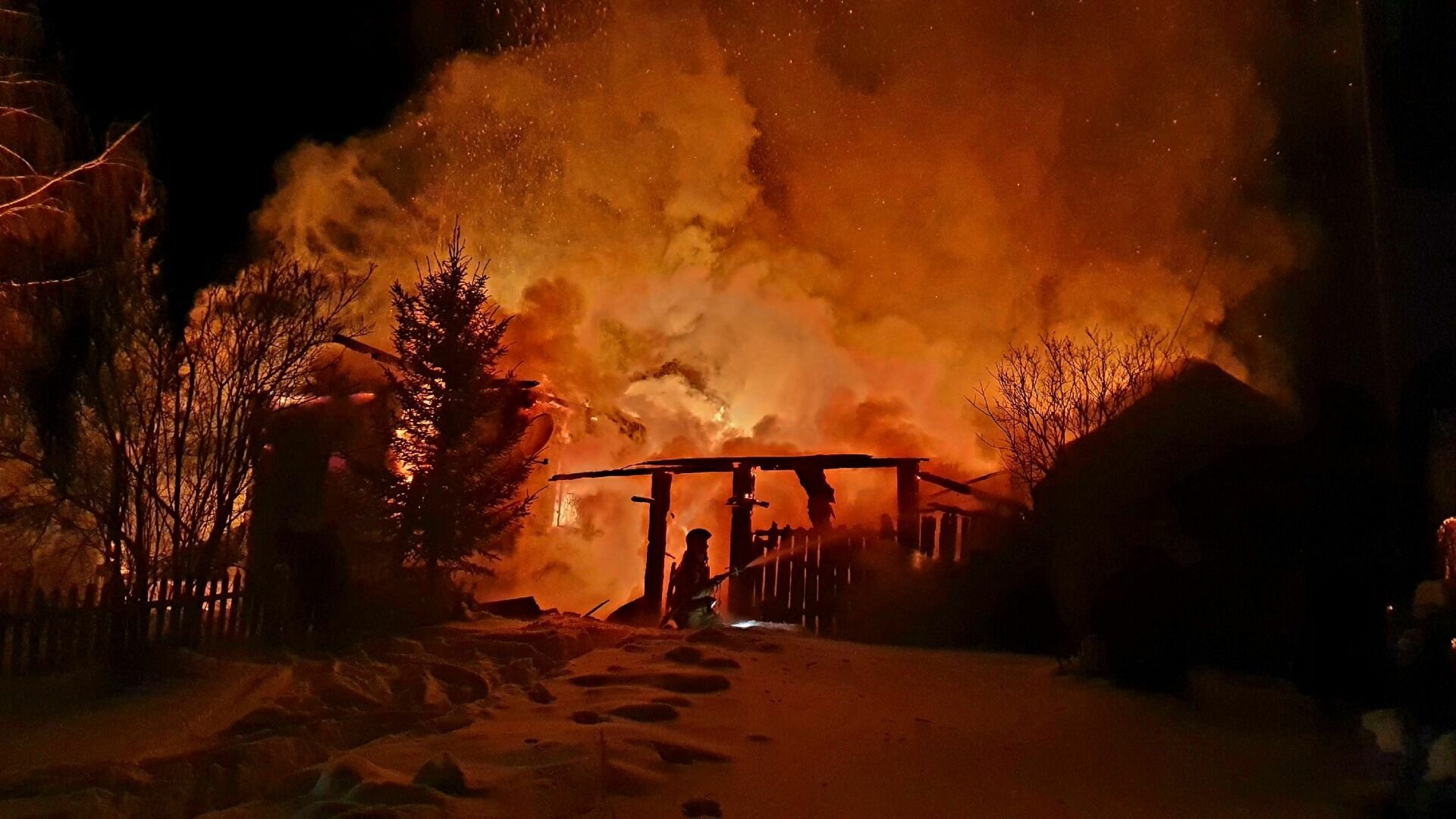 Крупный ночной пожар в деревне Бажаново обошелся без жертв