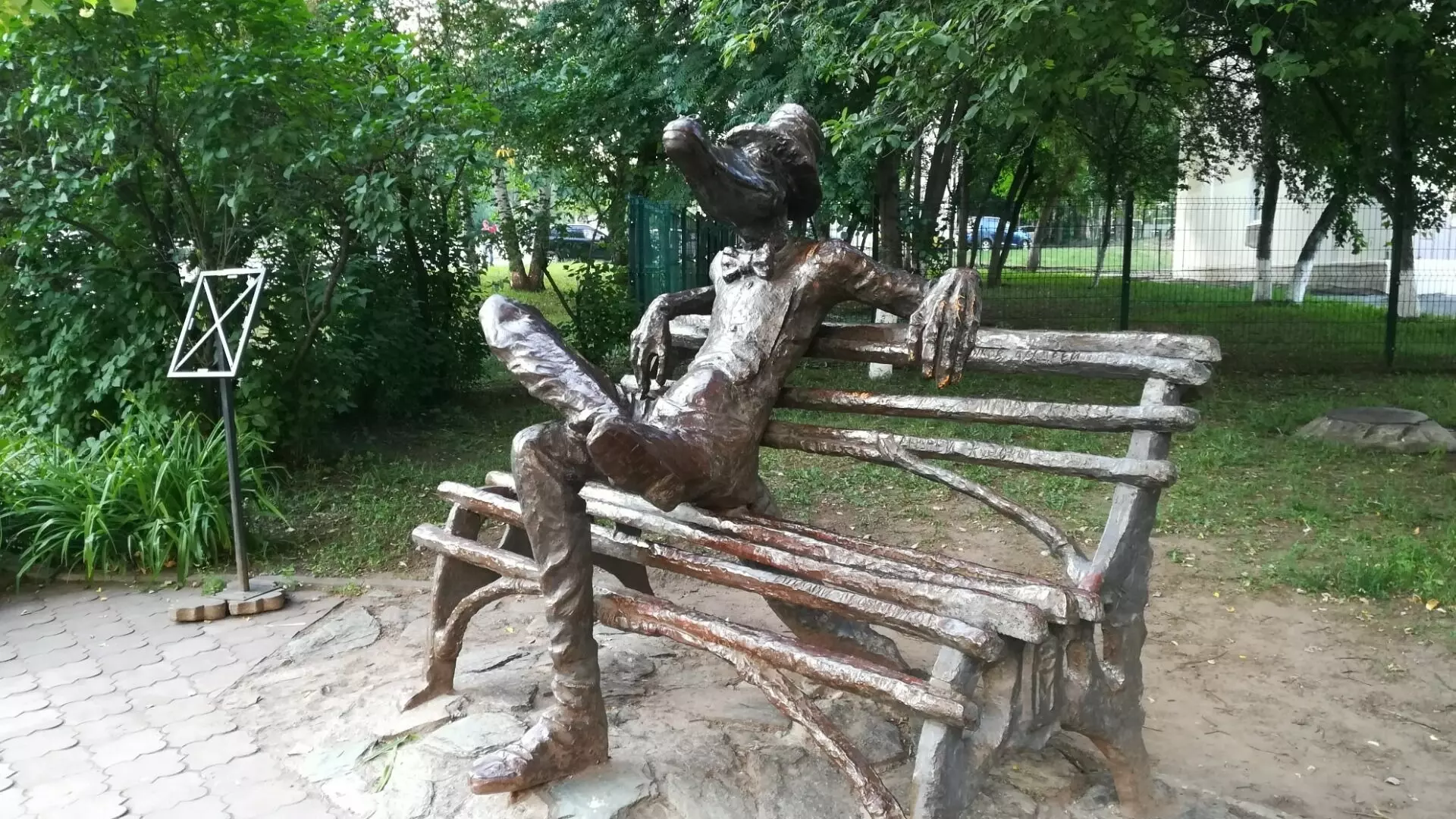 Крокодил, пельмень и ножницы: топ необычных скульптур в Ижевске