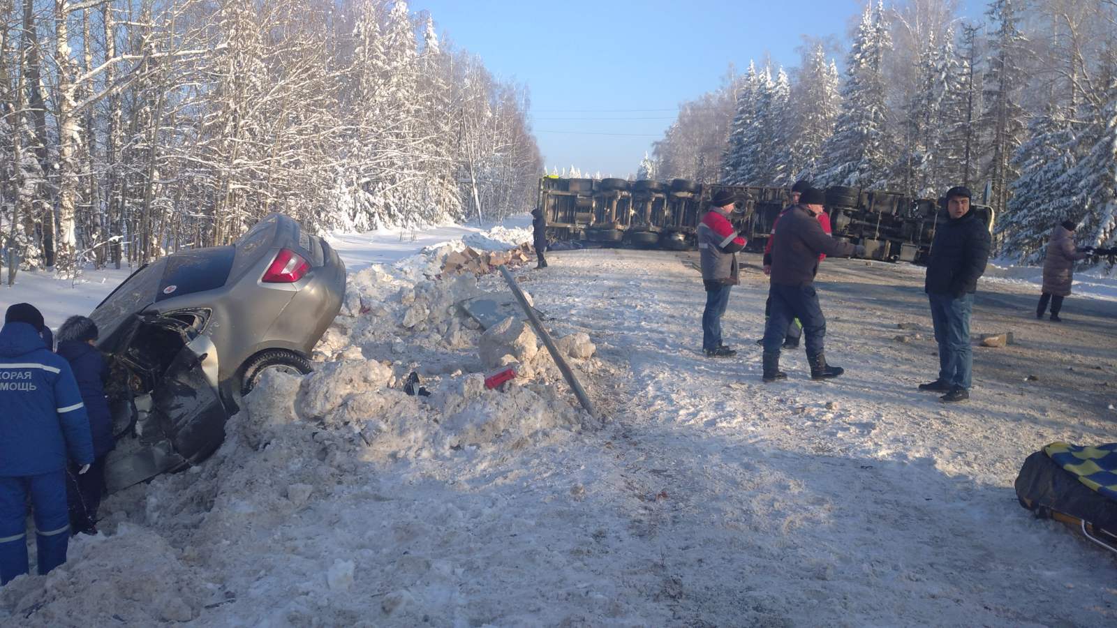 КамАЗ и легковушка столкнулись на трассе в Якшур-Бодьинском районе Удмуртии