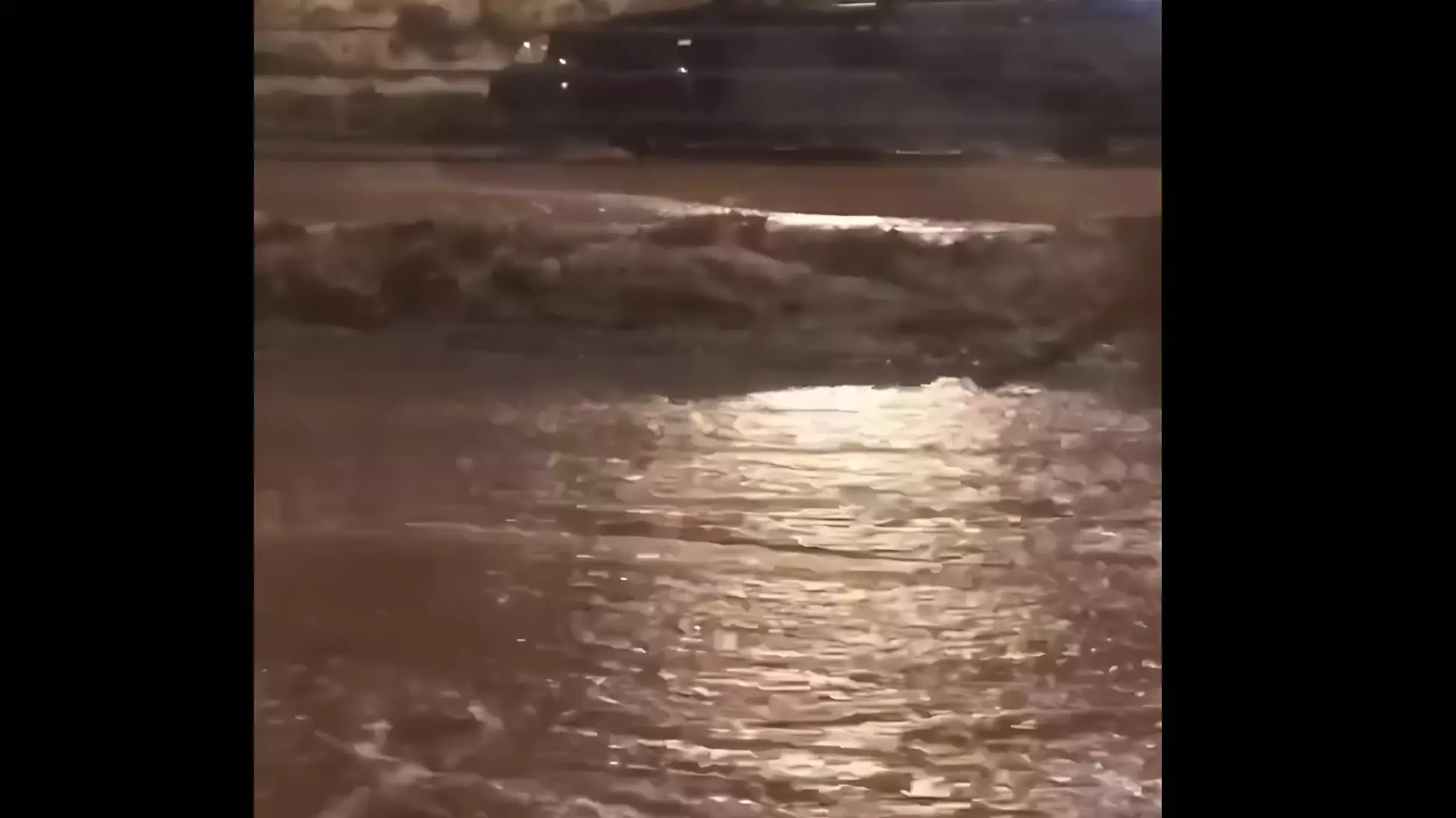 Из-за порыва водопровода улицу Сабурова в Ижевске заливает потоками воды