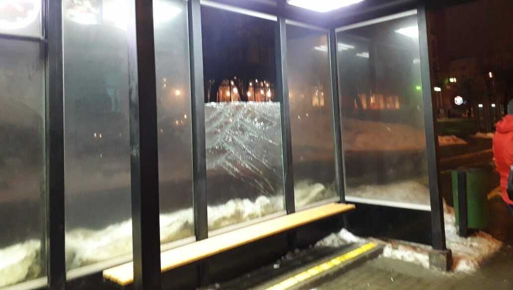 Вандалы разбили стекло на новой остановке по улице Кирова в Ижевске