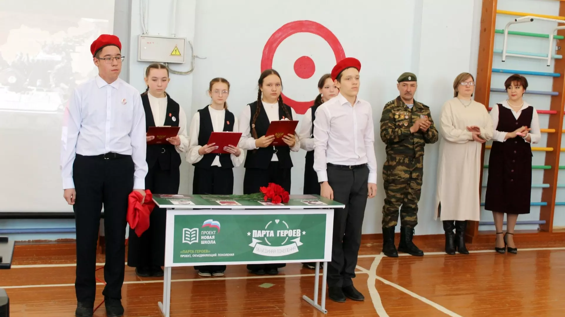 «Парту Героя» торжественно открыли в школе Сарапула
