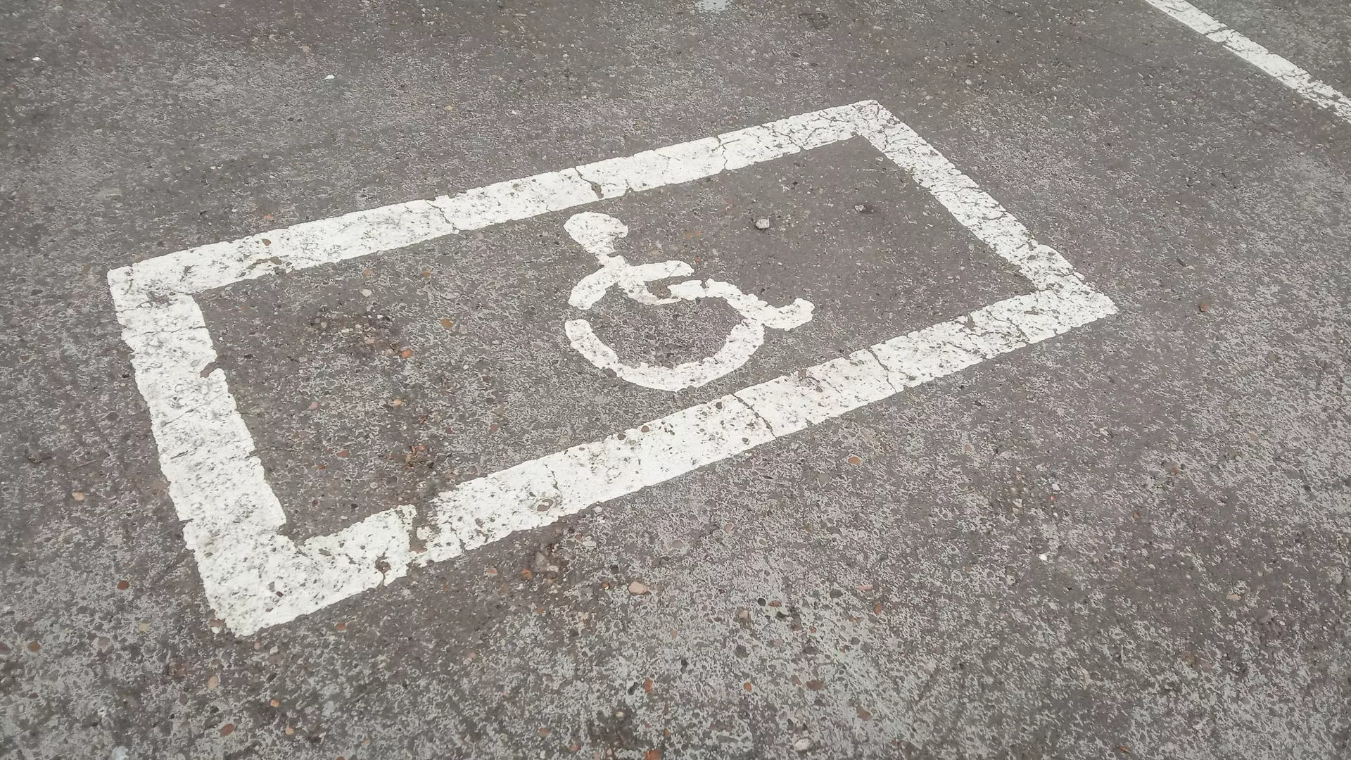 Жители Ижевска пожаловались на состояние парковок для инвалидов