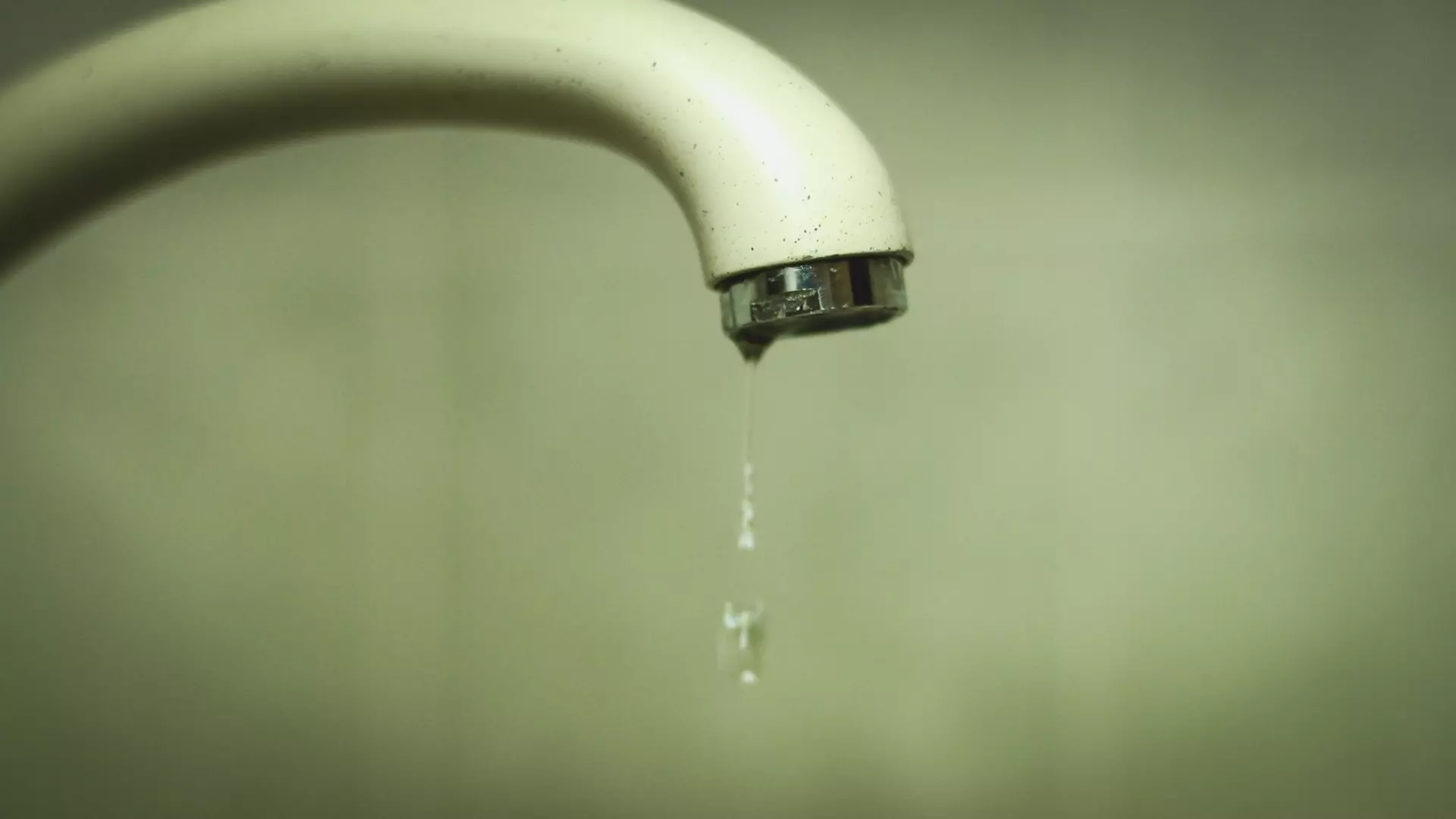«Ориентировочно 1 млн»: жители Завьяловского района не могут подключить дома к воде