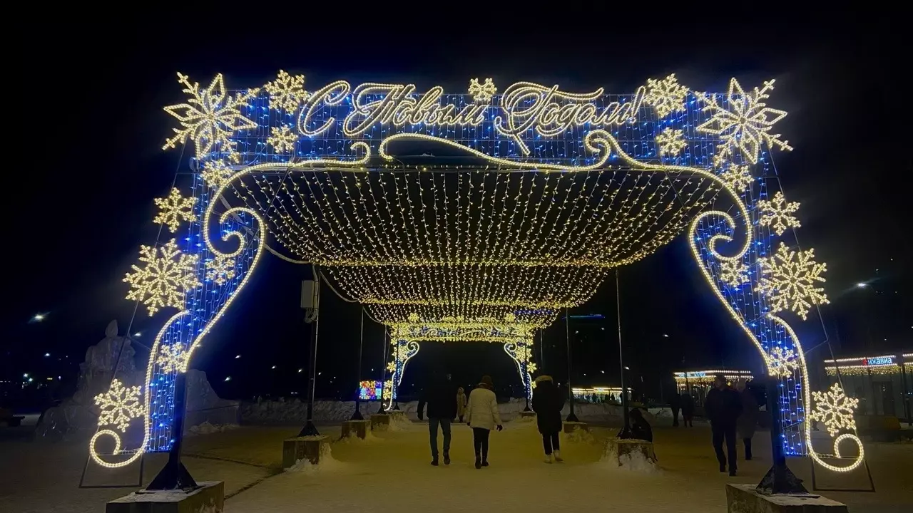 На Центральной площади Ижевска зажглась новогодняя иллюминация
