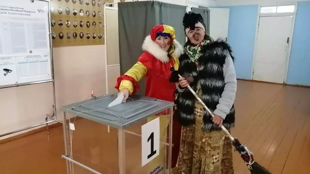 На выборы в Удмуртии пришли Единорог и Баба Яга