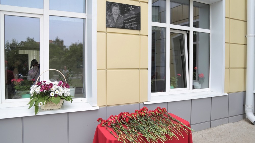 В Ижевске на фасаде школы № 27 открыли мемориальную доску Андрею Сухих