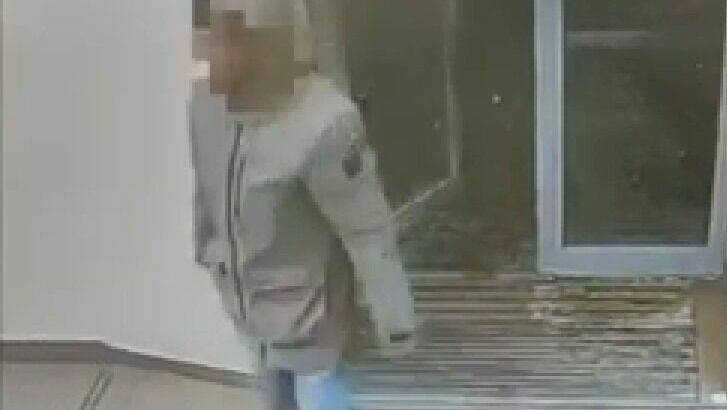 В Ижевске местный житель напал с ножом на женщину, снимавшую деньги в банкомате