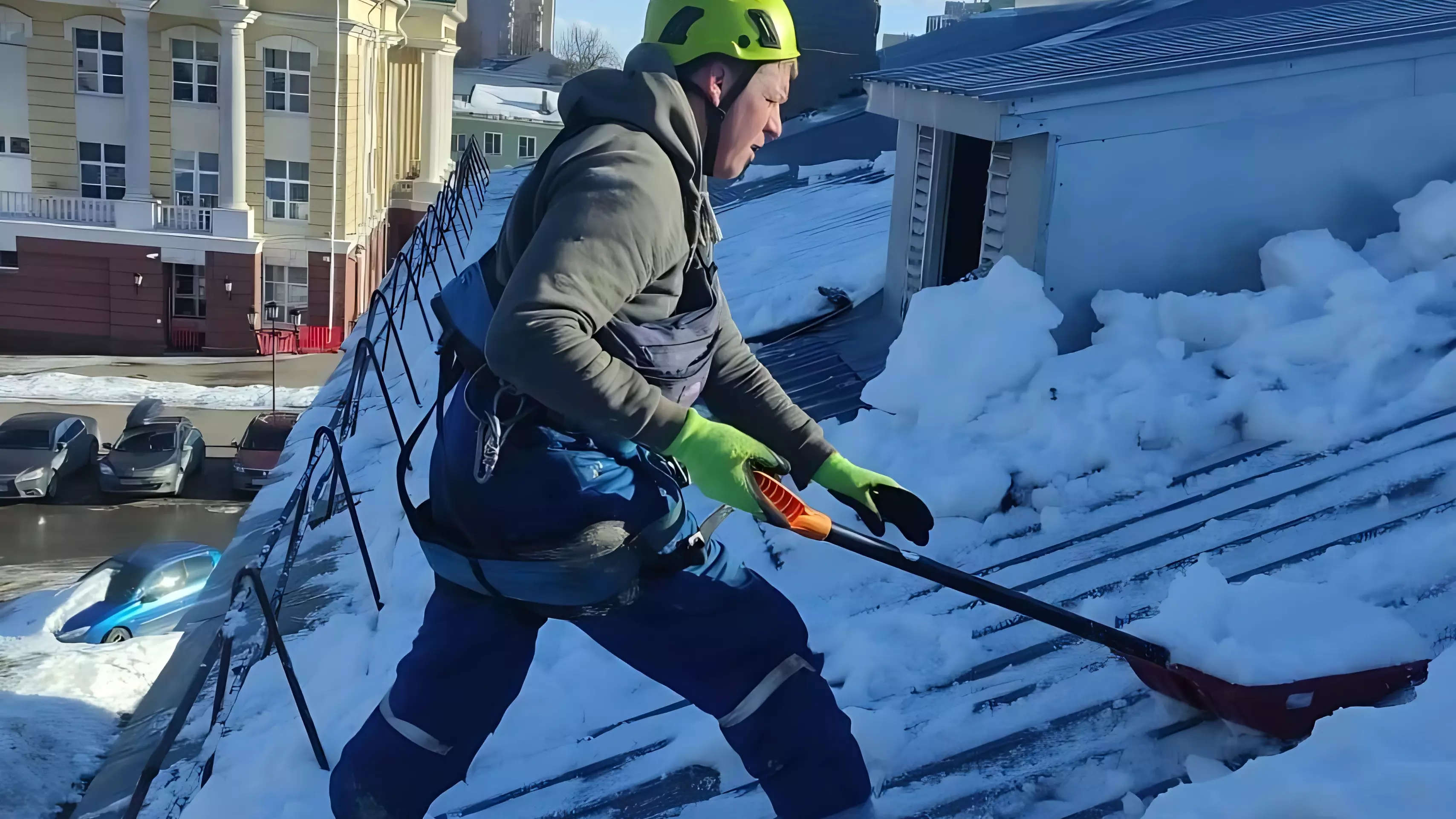 Более 100 протоколов составили в Ижевске из-за неочищенных от снега крыш