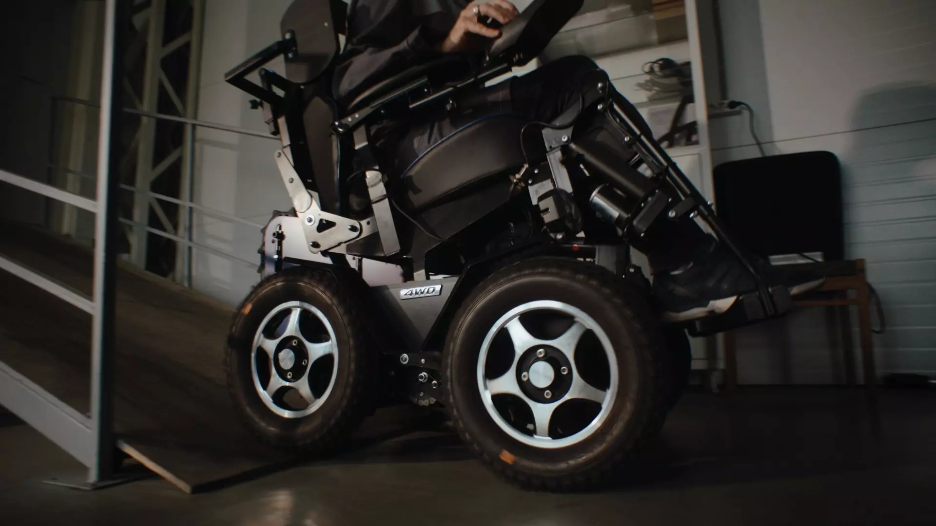 Лестница не преграда: люди с ОВЗ теперь могут пользоваться уникальными колясками