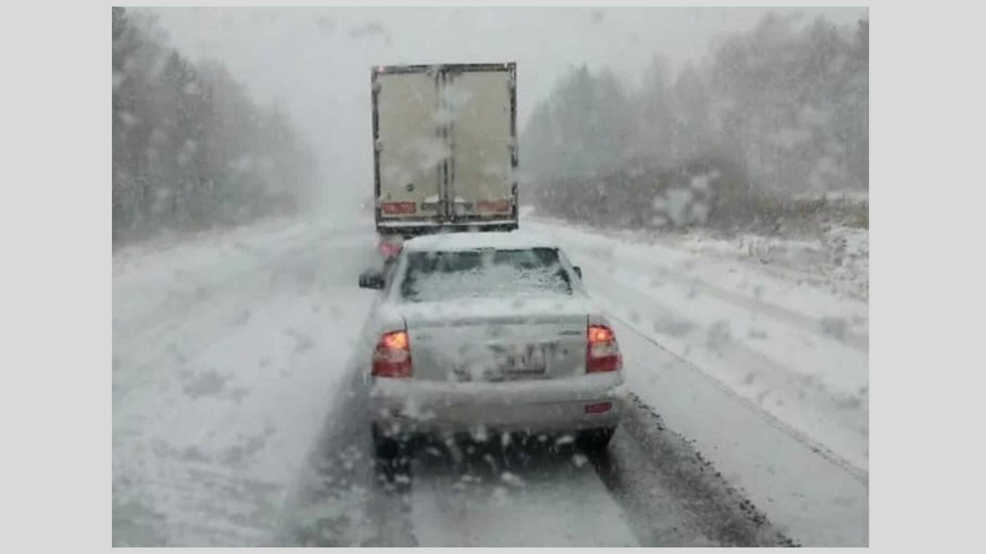Жители Удмуртии сообщили о пробках и массовых ДТП на нечищеных от снега трассах