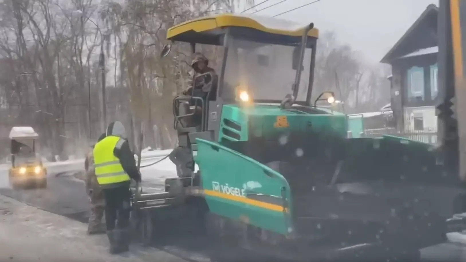 В Ижевске дорожники укладывают асфальт в снег
