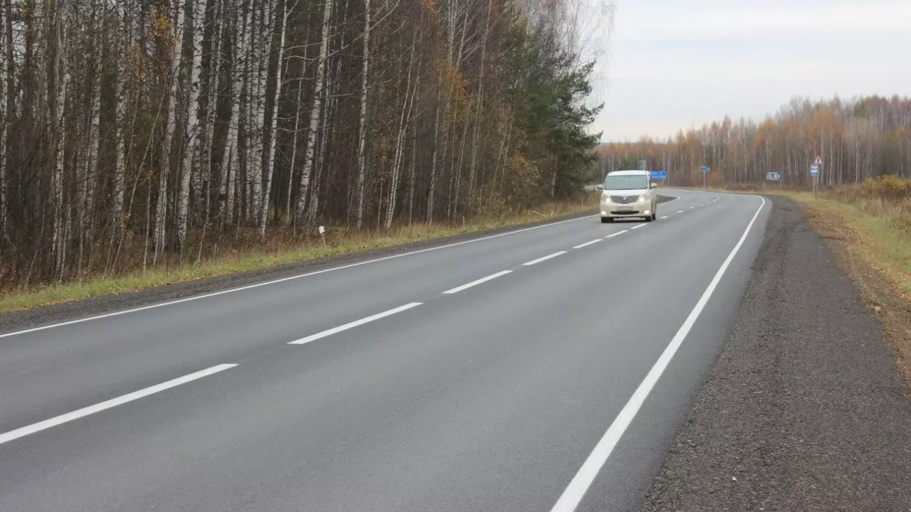 Асфальт обновили на дороге от границы Кировской области до Сюмсей в Удмуртии