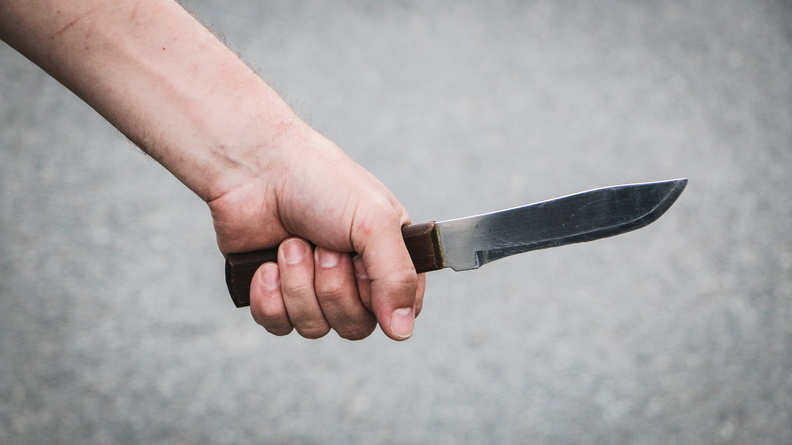 Пьяный мужчина накинулся с ножом на знакомых в Удмуртии