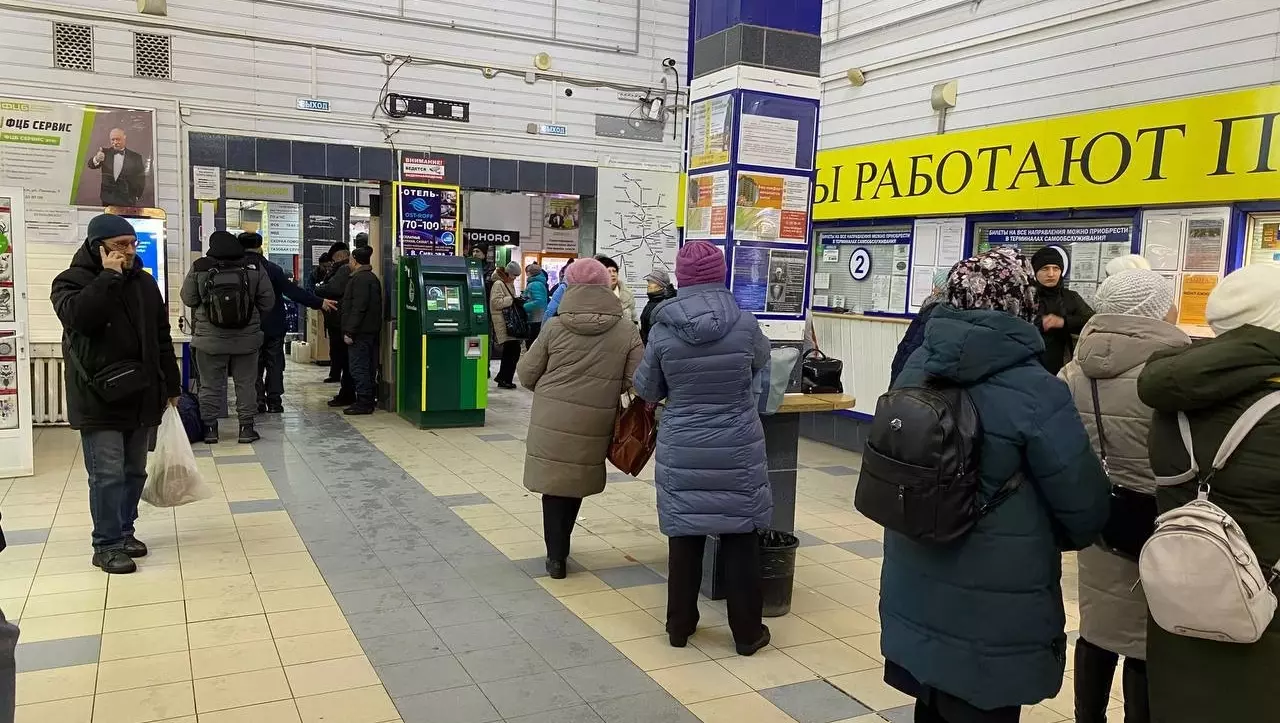Нелегальные перевозчики на автовокзале Ижевска взвинтили цены после отмены рейсов