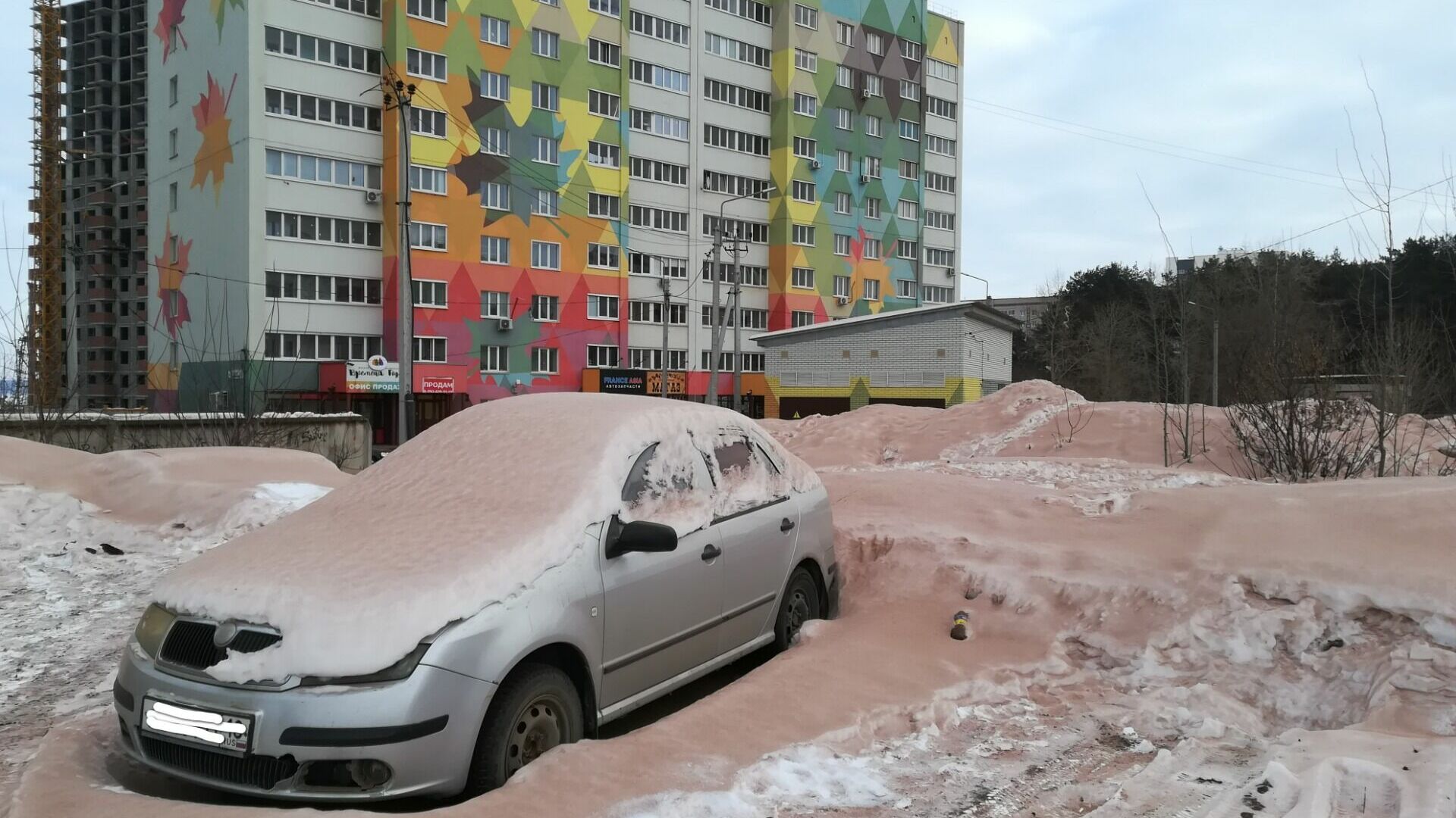 «Красный снег» в Ижевске: сколько еще горожанам терпеть вредные выбросы с завода