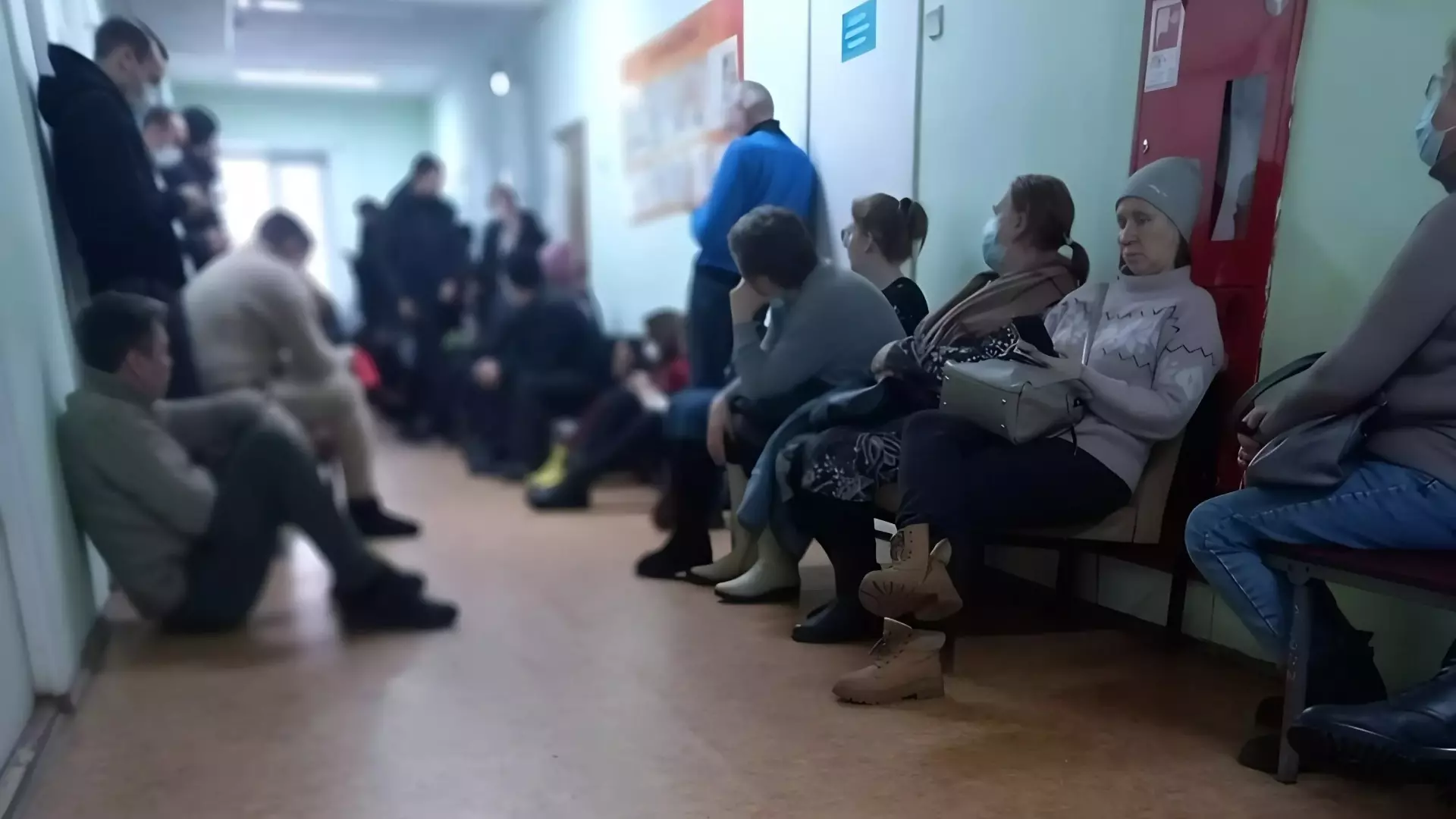 Минздрав проверит ГКБ №9 Ижевска после информации об ожидающих на полу пациентах