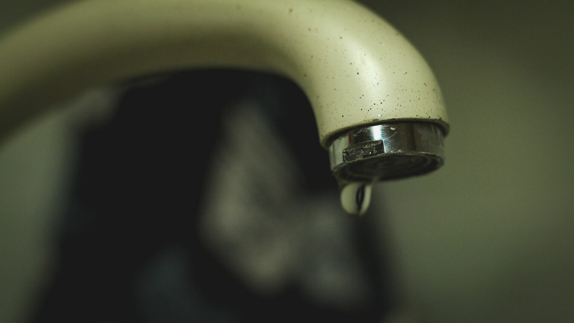 Жители Ленинского района Ижевска остались без холодной воды из-за порыва водопровода