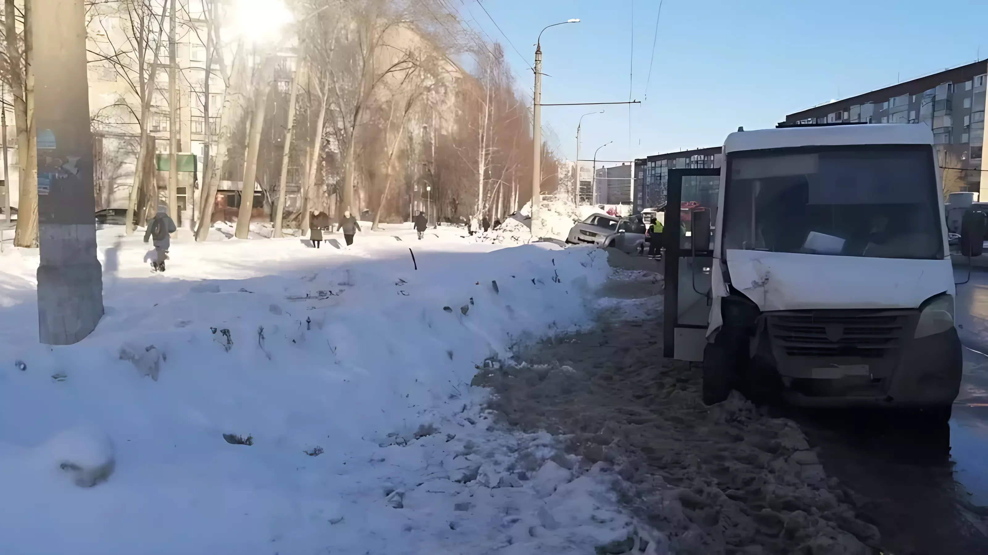 Пассажиров попавшей в ДТП маршрутки ищут в Ижевске