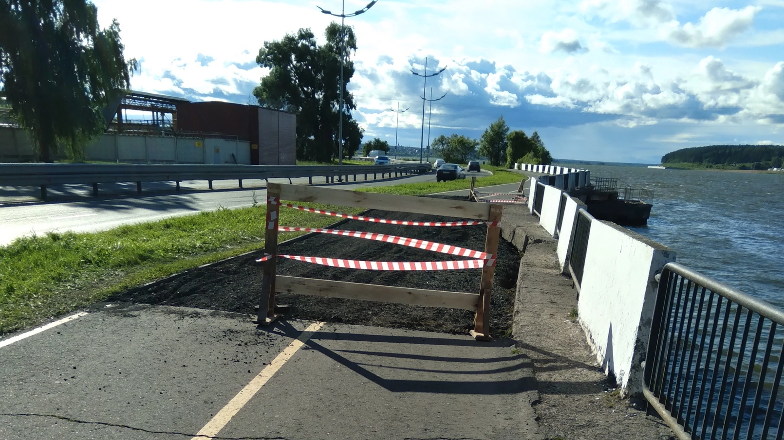 В Ижевске ремонтируют потрескавшийся тротуар на набережной