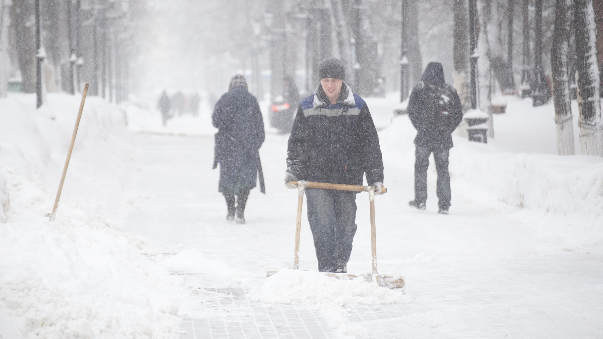 Глава Удмуртии призвал руководителей городов начинать утро с расчистки улиц от снега