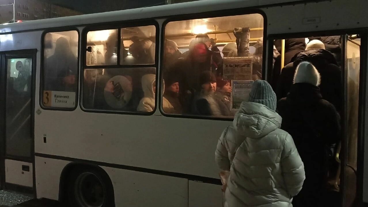 Глазовчане боятся покалечиться в переполненных автобусах