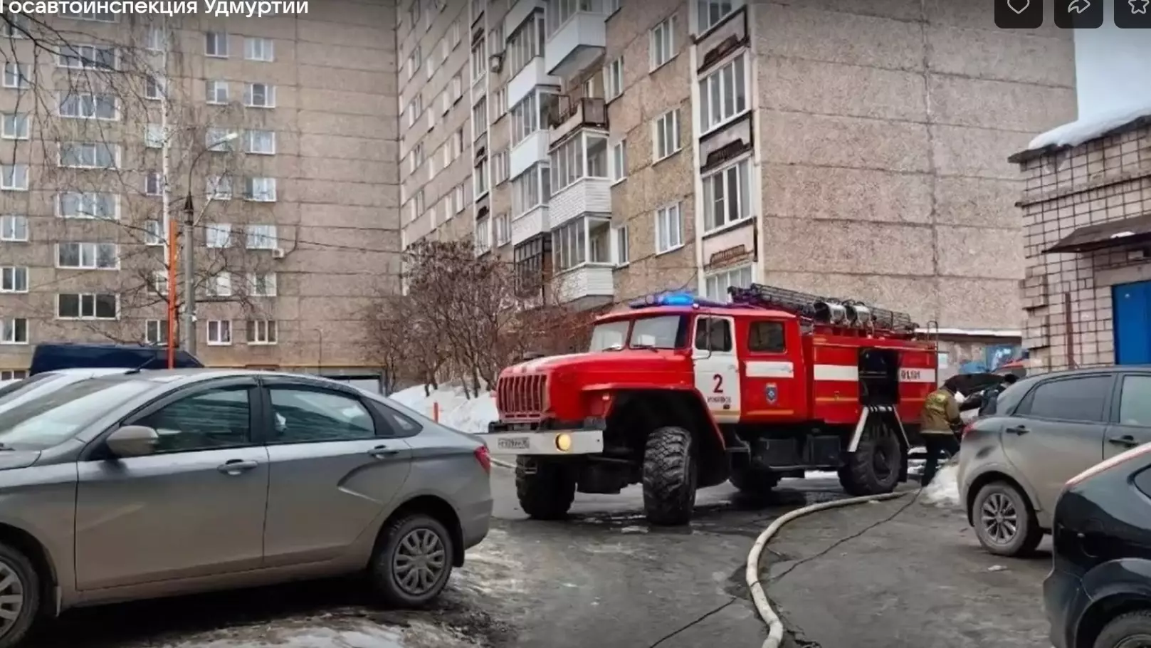 В Ижевске пожарные не могли проехать на вызов из-за припаркованной иномарки