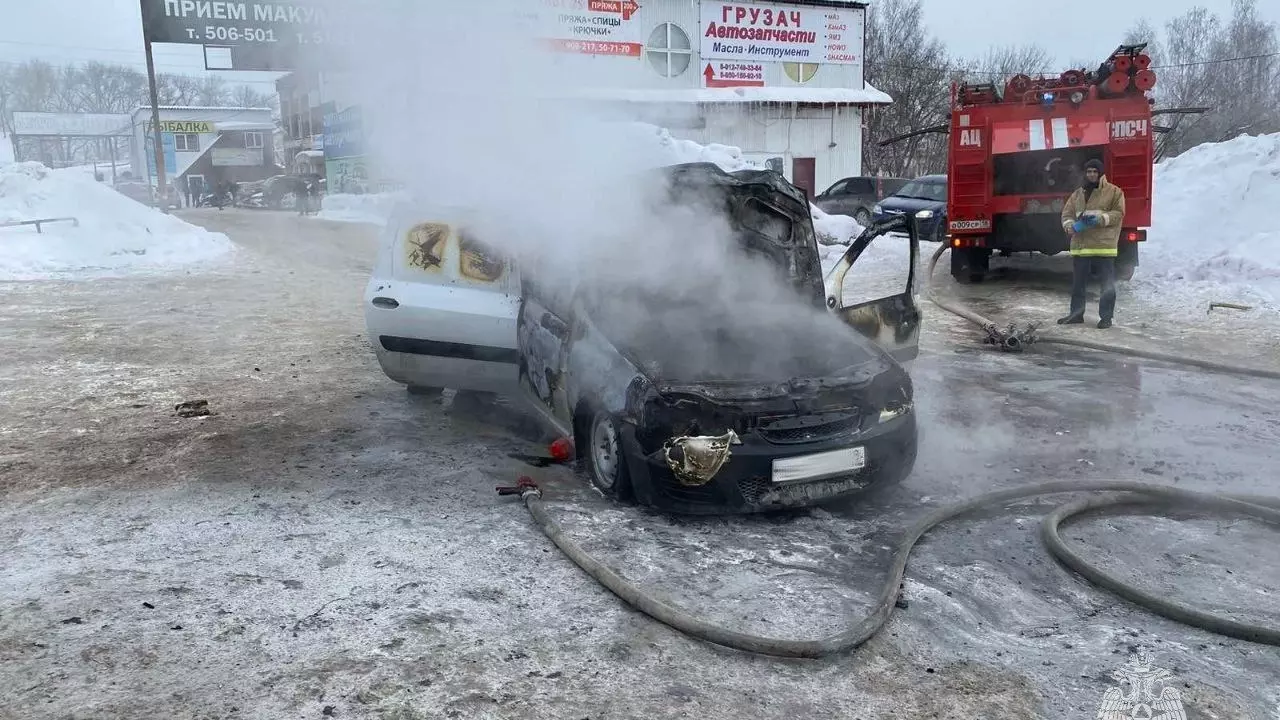 В Ижевске сгорел автомобиль «Лада Ларгус»