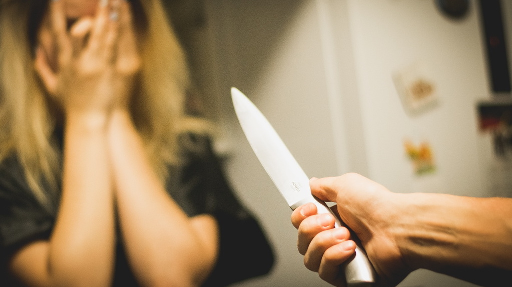 45 ударов ножом нанес ревнивый мужчина своей сожительнице в Удмуртии