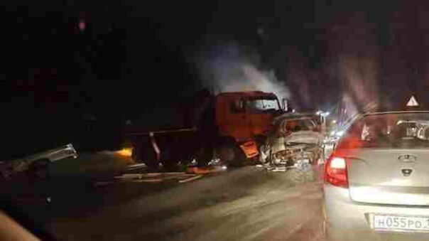 Водитель иномарки погиб в результате столкновения с КамАЗом в Удмуртии