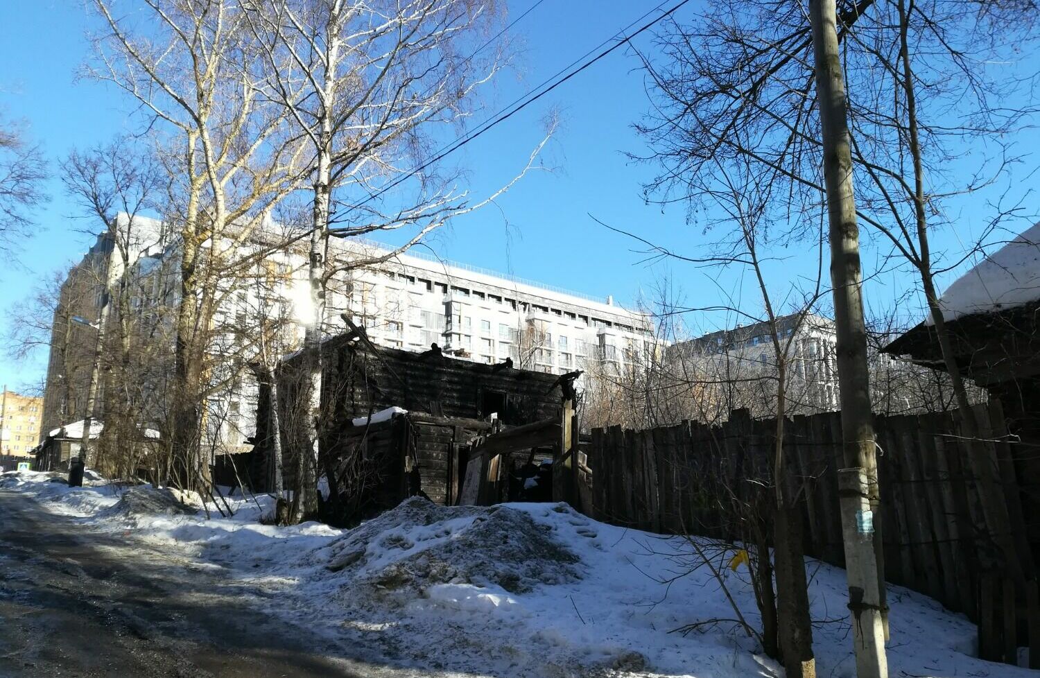 сгоревший дом в переулке Широком, март 2023 года