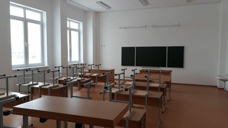 Провисал потолок и падали кирпичи: в Удмуртии прокурор нашел нарушения в школе