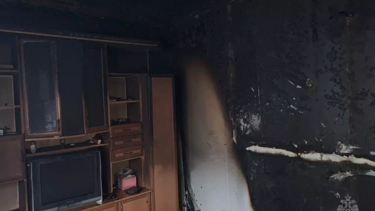 В Воткинске из горящей квартиры спасли мужчину