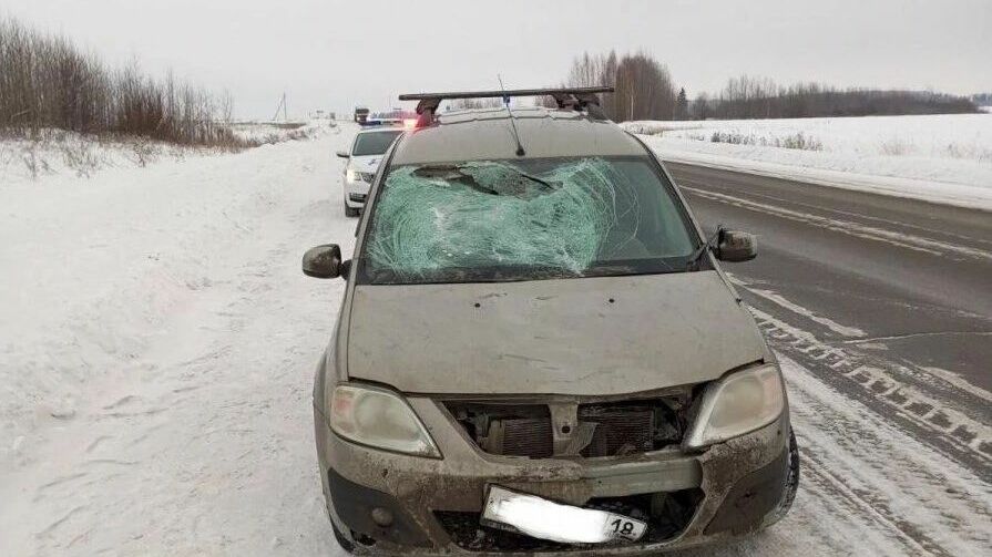 Кусок льда разбил лобовое стекло и ранил пассажира легковой машины в Удмуртии