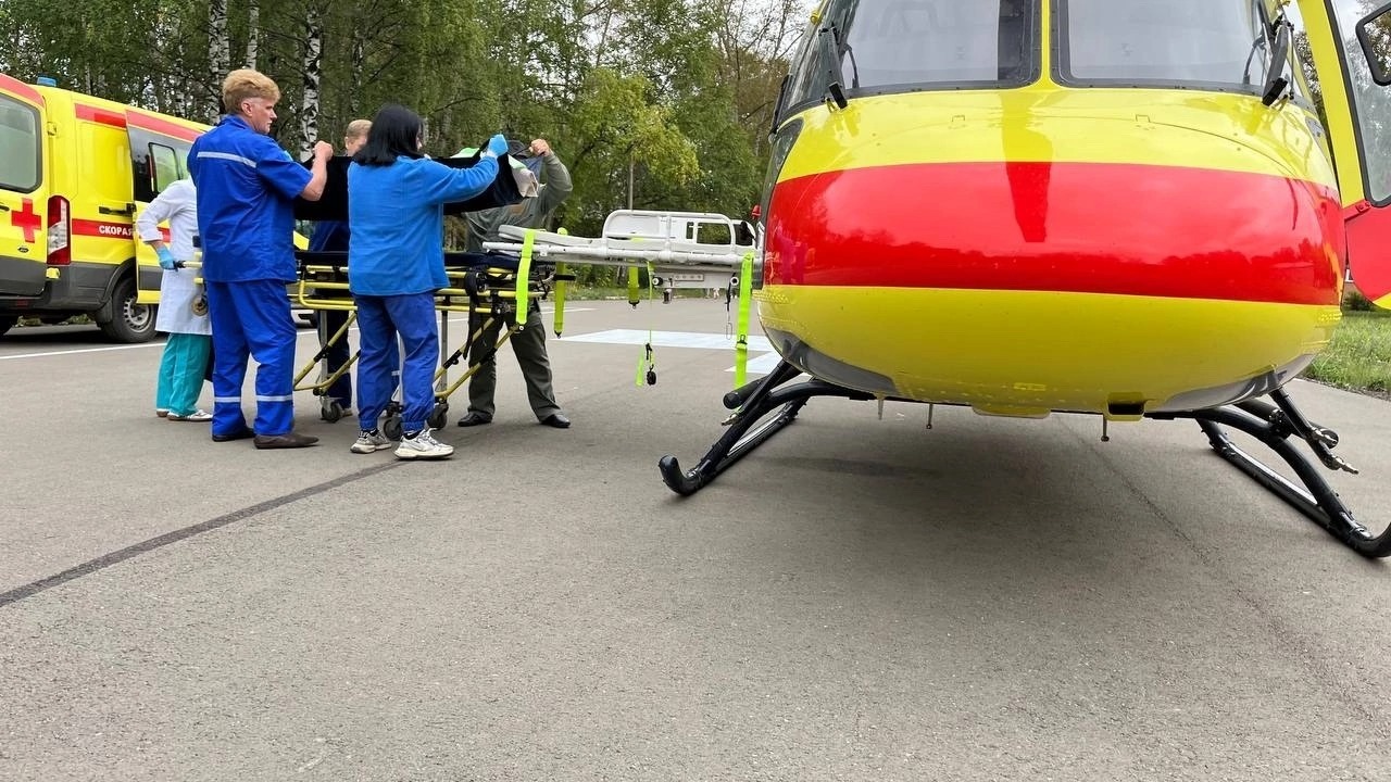 Получившего разрыв желудка ребенка доставили на вертолете в Ижевск
