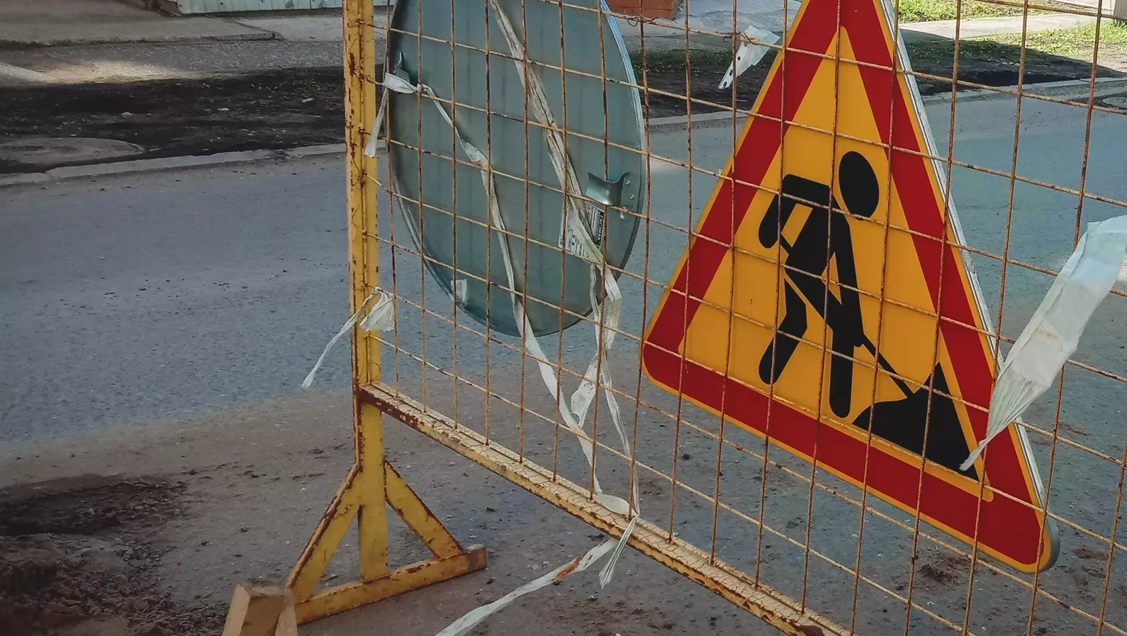 Из-за провала асфальта в центре Ижевска закрыли движение транспорта