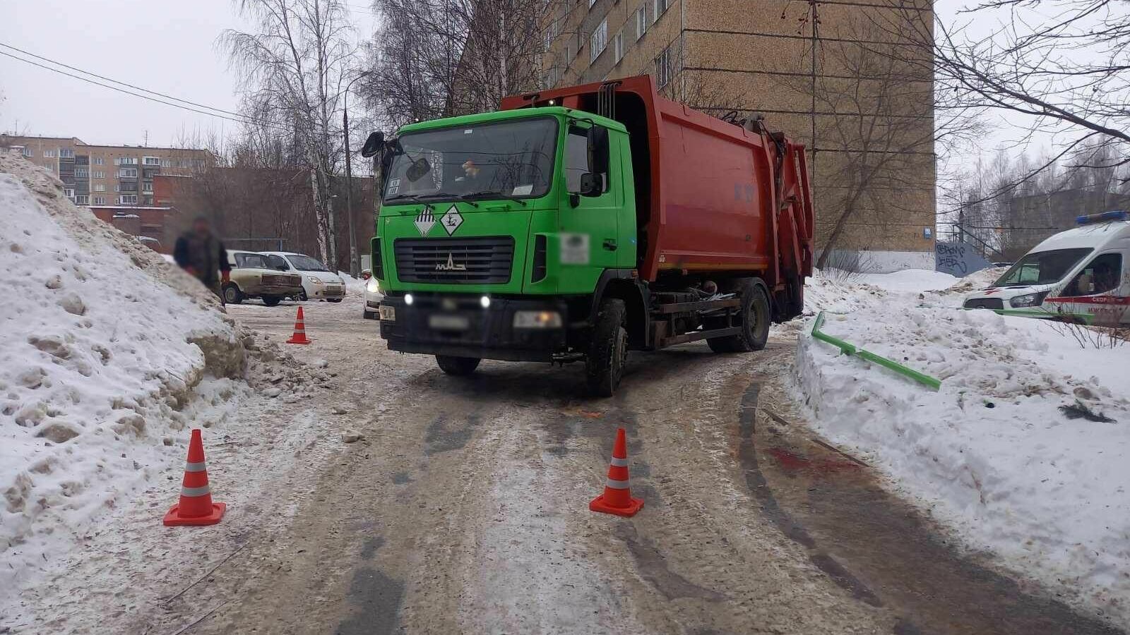 Водитель мусоровоза сбил пожилую женщину на улице Труда в Ижевске